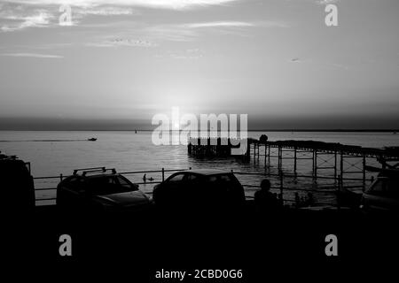 Coucher de soleil à Totland Bay sur l'île de Wight Banque D'Images