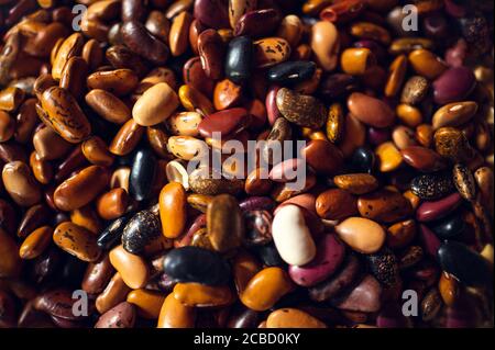 Haricots mexicains exotiques colorés sur panier en osier. Vue de dessus des légumineuses Banque D'Images