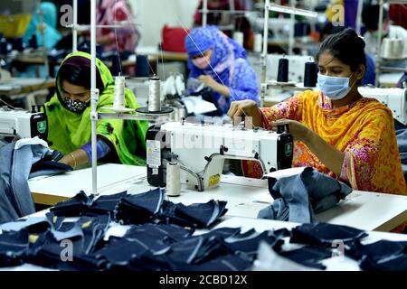 Dhaka. 12 août 2020. Des gens travaillent dans une usine de vêtements à Dhaka, au Bangladesh, le 12 août 2020. Le revenu d'exportation du Bangladesh en juillet était supérieur de plus de 44 pour cent à celui de juin, ce qui signifie que le secteur d'exportation du pays est en passe de revenir à la normale après avoir subi de graves coups dus aux impacts de la COVID-19. Sur le total des gains, les données de l'Export promotion Bureau (EPB) ont montré que le pays avait un revenu de vêtements prêts à l'emploi, y compris les tricots et les vêtements tissés, s'élevait à 3.24 milliards de dollars américains. Credit: Xinhua/Alay Live News Banque D'Images