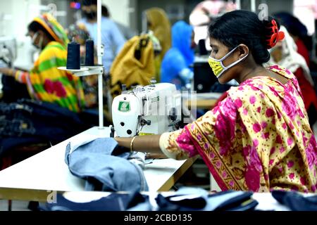 Dhaka. 12 août 2020. Des gens travaillent dans une usine de vêtements à Dhaka, au Bangladesh, le 12 août 2020. Le revenu d'exportation du Bangladesh en juillet était supérieur de plus de 44 pour cent à celui de juin, ce qui signifie que le secteur d'exportation du pays est en passe de revenir à la normale après avoir subi de graves coups dus aux impacts de la COVID-19. Sur le total des gains, les données de l'Export promotion Bureau (EPB) ont montré que le pays avait un revenu de vêtements prêts à l'emploi, y compris les tricots et les vêtements tissés, s'élevait à 3.24 milliards de dollars américains. Credit: Xinhua/Alay Live News Banque D'Images