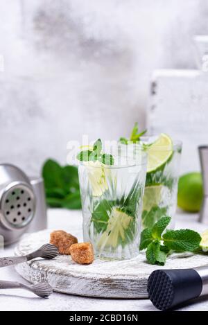 Cocktail d'été avec de la chaux et de menthe Banque D'Images