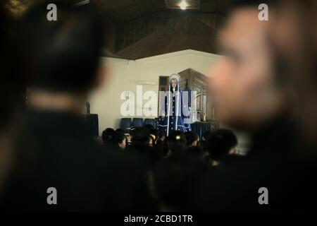 Larantuka, Indonésie. 2 avril 2015. Congrégation de l'Église faisant la queue pour prier devant une ancienne statue de la mère Marie traditionnellement connue sous le nom de Tuan Ma le jeudi Maundy à la chapelle de Tuan Ma, une partie des célébrations de la semaine Sainte à Larantuka, sur l'île de Flores, en Indonésie. Banque D'Images