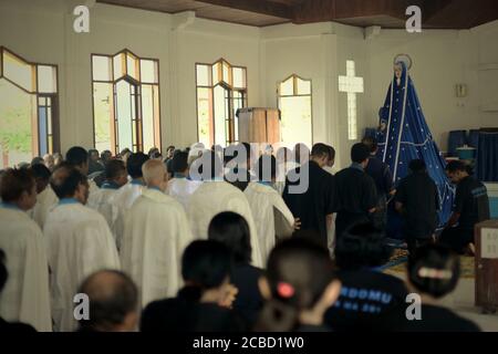 Larantuka, Indonésie. 2 avril 2015. Les anciens de l'église catholique font la queue pour prier devant une ancienne statue de la mère Marie, traditionnellement connue sous le nom de Tuan Ma le jeudi Maundy à la chapelle de Tuan Ma dans le cadre des célébrations de la semaine Sainte à Larantuka, sur l'île de Flores, en Indonésie. Banque D'Images