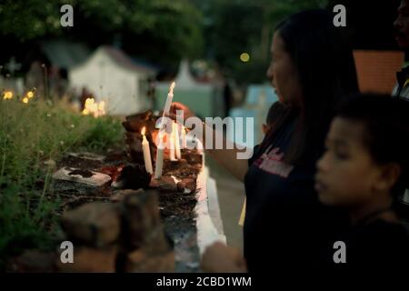 Larantuka, Indonésie. 2 avril 2015. Des dévotés catholiques éclairant des bougies au cimetière de la cathédrale le jeudi Maundy, dans le cadre des célébrations de la semaine Sainte à Larantuka, sur l'île de Flores, en Indonésie. Banque D'Images