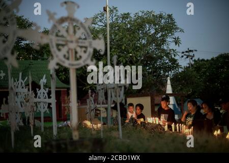 Larantuka, Indonésie. 2 avril 2015. Des dévotés et des pèlerins catholiques éclairant des bougies au cimetière de la cathédrale le jeudi Maundy, dans le cadre des célébrations de la semaine Sainte à Larantuka, sur l'île de Flores, en Indonésie. Banque D'Images