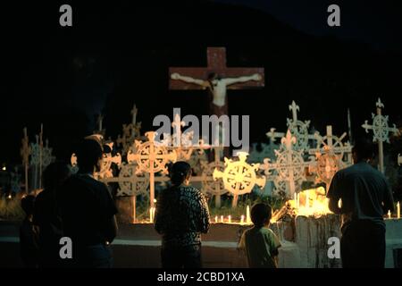 Larantuka, Indonésie. 2 avril 2015. Des dévotés et des pèlerins catholiques éclairant des bougies au cimetière de la cathédrale le jeudi Maundy, dans le cadre des célébrations de la semaine Sainte à Larantuka, sur l'île de Flores, en Indonésie. Banque D'Images