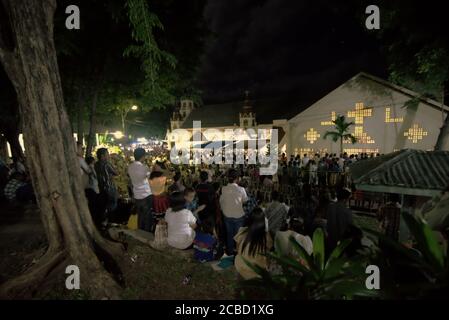 Larantuka, Indonésie. 2 avril 2015. Les citoyens et les pèlerins de Larantuka assistent à un service de masse de l'église à la cathédrale de Larantuka le jeudi Maundy, dans le cadre des célébrations de la semaine Sainte à Larantuka, en Indonésie. Banque D'Images