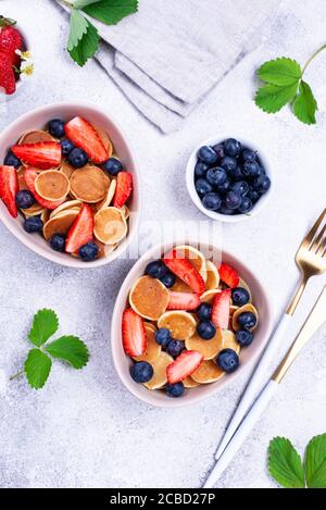 Céréales à crêpes sucrées avec baies Banque D'Images