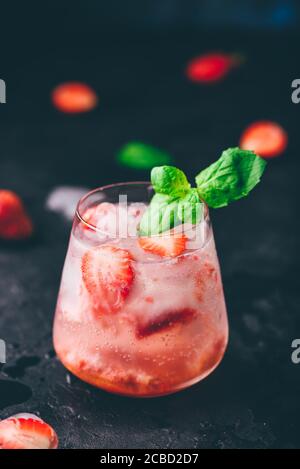 Cocktail fraise avec gin et soda Banque D'Images