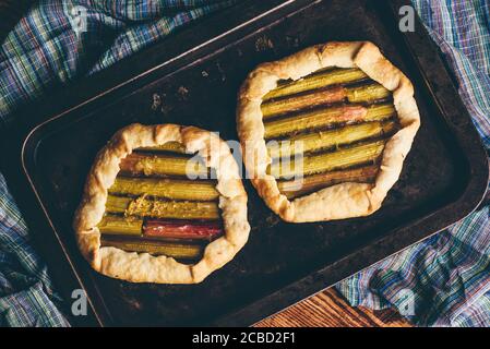 Mini-galettes de rhubarbe sur plaque à pâtisserie Banque D'Images