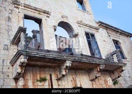 Bâtiment détruit du XIXe siècle. La vieille maison était en ruine Banque D'Images