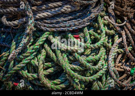 Un tas de cordes assis sur un quai près de Yokosuka dans le village d'Arasaki, au Japon. Banque D'Images