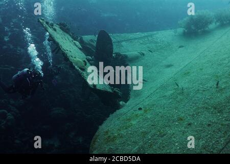 Les plongeurs explorent l'épave de Hilma Hooker. Le Hilma Hooker est un naufrage à Bonaire dans les Caraïbes pays-Bas. C'est un site populaire de plongée d'épave. Banque D'Images