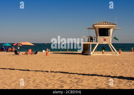 Une cabane blanche Lifeguard sur une plage tropicale Banque D'Images