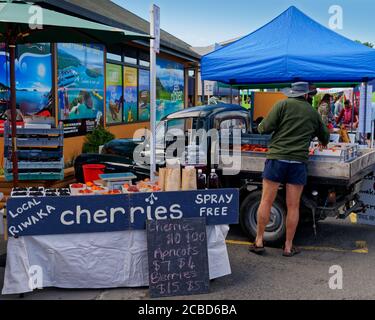 Motueka, Tasman/Nouvelle-Zélande - 29 décembre 2019 : stand du marché du dimanche de Motueka vendant des cerises fraîches locales de Riwaka. Banque D'Images