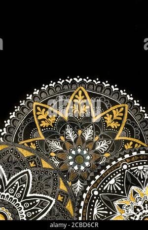 Mandala de luxe à trois fleurs sur fond noir, illustration dessinée à la main. Banque D'Images