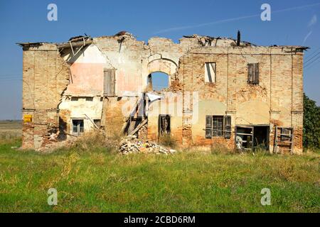 Bâtiment abandonné dans la plaine du po, Lombardie, Italie Banque D'Images