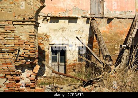 Bâtiment abandonné dans la plaine du po, Lombardie, Italie Banque D'Images