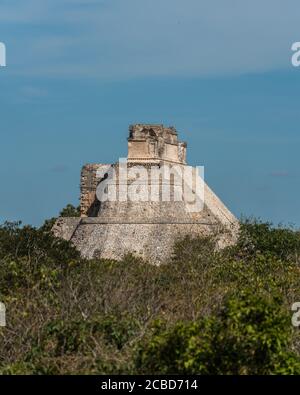 La Pyramide du Magicien, également connue sous le nom de Pyramide du Dwarf. C'est la structure la plus haute des ruines mayas préhispanique d'Uxmal, Mexique, ris Banque D'Images