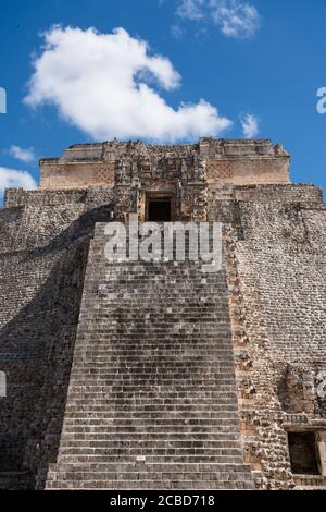 La façade ouest de la Pyramide du Magicien, également connue sous le nom de Pyramide du Dwarf. C'est la structure la plus haute des ruines mayas pré-hispanique de Banque D'Images