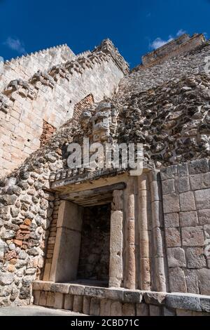 Détail architectural de la Pyramide du Magicien, également connue sous le nom de Pyramide du Dwarf, la plus haute structure dans les ruines mayas pré-hispaniques de Banque D'Images