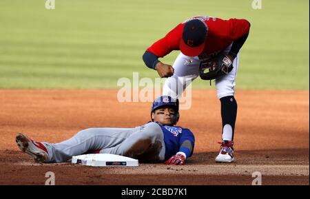 Cleveland, États-Unis. 12 août 2020. Les Cleveland Indians Francisco Lindor (12) frappent les Chicago Cubs Javier Báez (9) dans la poitrine après l'avoir forcé à la deuxième base pendant le premier repas au progressive Field à Cleveland, Ohio, le mercredi 12 août 2020. Photo par Aaron Josefczyk/UPI crédit: UPI/Alay Live News Banque D'Images