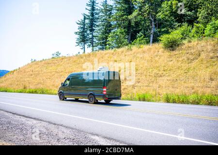 Mini-fourgonnette compacte avec climatisation sur le toit pour la livraison et les services aux petites entreprises exécutés pour la livraison sur la route sinueuse d'été avec Banque D'Images