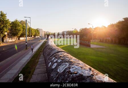 Berlin, Allemagne. 11 août 2020. Le soleil se lève au-dessus du Mémorial du mur de Berlin, l'ancien couloir de la mort sur la Bernauer Strasse. Il y a 59 ans, le 13 août 1961, commença la construction du mur, qui divisa Berlin pendant plus de 28 ans. Credit: Christoph Soeder/dpa/Alay Live News Banque D'Images