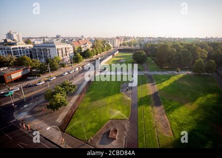 Berlin, Allemagne. 11 août 2020. Le Mémorial du mur de Berlin sur l'ancien couloir de la mort de Bernauer Strasse. Il y a 59 ans, le 13 août 1961, commença la construction du mur, qui divisa Berlin pendant plus de 28 ans. Credit: Christoph Soeder/dpa/Alay Live News Banque D'Images