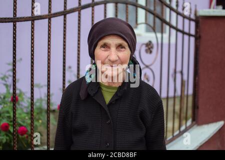 Maramures / Roumanie - 28 août 2019 : Portrait d'une paysanne roumaine souriante avec foulard noir Banque D'Images