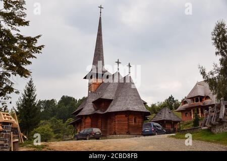 Maramures / Roumanie - 28 août 2019 : église chrétienne en bois historique traditionnelle bien conservée dans la zone rurale du nord de la Roumanie Banque D'Images