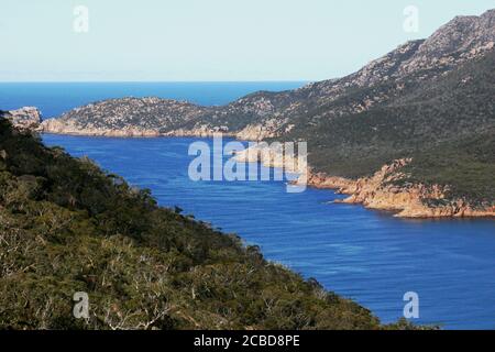 VUE SUR LA BAIE DE WINEGLASS DANS LE PARC NATIONAL DE FREYCINET, TASMANIE, AUSTRALIE. Banque D'Images