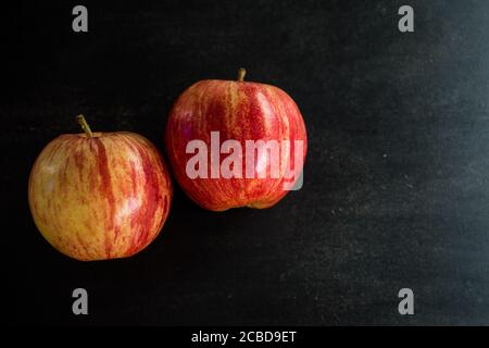 Quelques pommes rouges fraîches sur une table en bois Banque D'Images