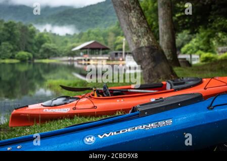 Kayaks le long du rivage du lac Trahlyta dans le parc national de Vogel, niché dans les Blue Ridge Mountains de Géorgie du Nord. (ÉTATS-UNIS) Banque D'Images