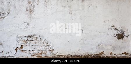 l'arrière-plan est une texture de mur de brique avec le vieux blanc plâtre fissuré et tombé Banque D'Images