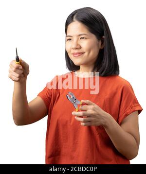 Femme asiatique porter un t-shirt rouge tenir un tournevis isolé sur blanc arrière-plan Banque D'Images