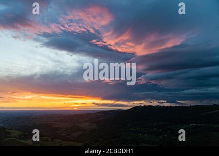 Magnifique panorama de la vallée du po de Modène, Émilie-Romagne, à l'aube en été, avec des couleurs spectaculaires des nuages et du ciel Banque D'Images