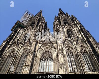 Photo à angle bas de la façade de la belle cathédrale de Cologne en Allemagne, contre un ciel bleu clair Banque D'Images