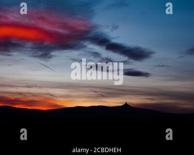 Ciel spectaculaire au coucher du soleil avec nuages colorés et silhouette de la crête de Jested, Liberec Banque D'Images