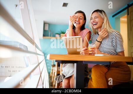 Happy beautiful women friends having fun, talking and smiling Banque D'Images