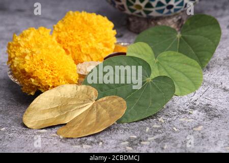 Carte de voeux Dussehra ou Vijaya dashami. Feuille verte dorée, feuille colord de Rie et kumkum Banque D'Images