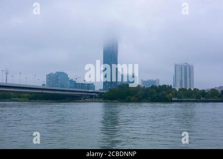 Une vue brumeuse, humide, brumeuse de l'horizon depuis le Danube. À Vienne, Autriche. Banque D'Images