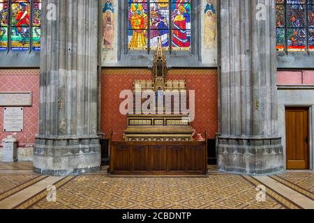 Un petit autel tranquille dans une alcôve latérale à l'église Votivkirche, votive. À Vienne, Autriche. Banque D'Images