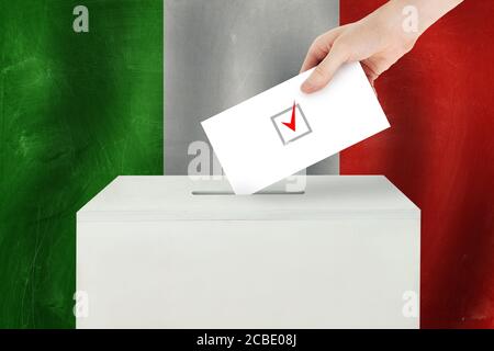 concept de vote italien. Main de l'électeur tenant le bulletin de vote pour le vote électoral au bureau de vote Banque D'Images