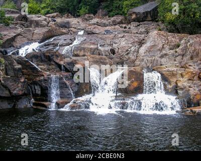 Manimuthar Waterfalls, Tamil Nadu, est célèbre pour ses temples hindous de style dravidien. Terre d'héritage culturel et religieux, réserve de tigres de Mundanthurai Banque D'Images