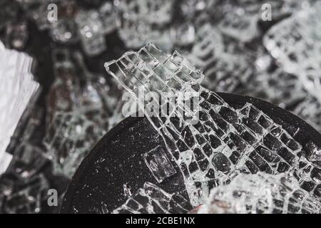 Texture de verre brisée sur fond noir Banque D'Images