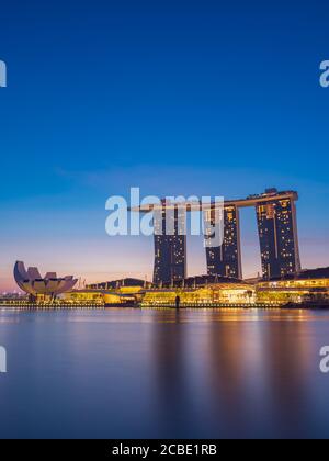 SINGAPOUR, SINGAPOUR - JUILLET 16 2020 : Marina Bay Sands la nuit le plus grand hôtel d'Asie. Il a ouvert ses portes le 27 avril 2010. Banque D'Images