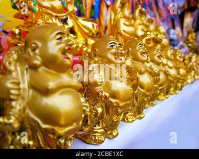 Statue colorée de bouddha riant près du temple de Sree Padmanabhaswamy, le temple le plus riche au monde Banque D'Images