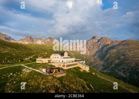 Vue aérienne de la station du funiculaire et de l'hôtel Romantik, Muottas Muragl, Samedan, canton de Graubunden, Engadine, Suisse Banque D'Images