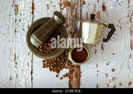 café en grains, moulu avec un mortier et moka, machine à café italienne traditionnelle Banque D'Images